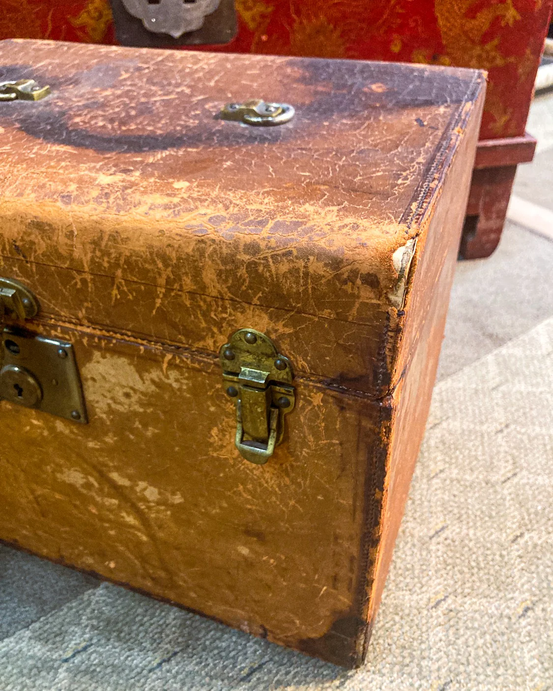 Antique Edwardian Leather Red Lined Carrying Travel Luggage Hat Box - Image 4