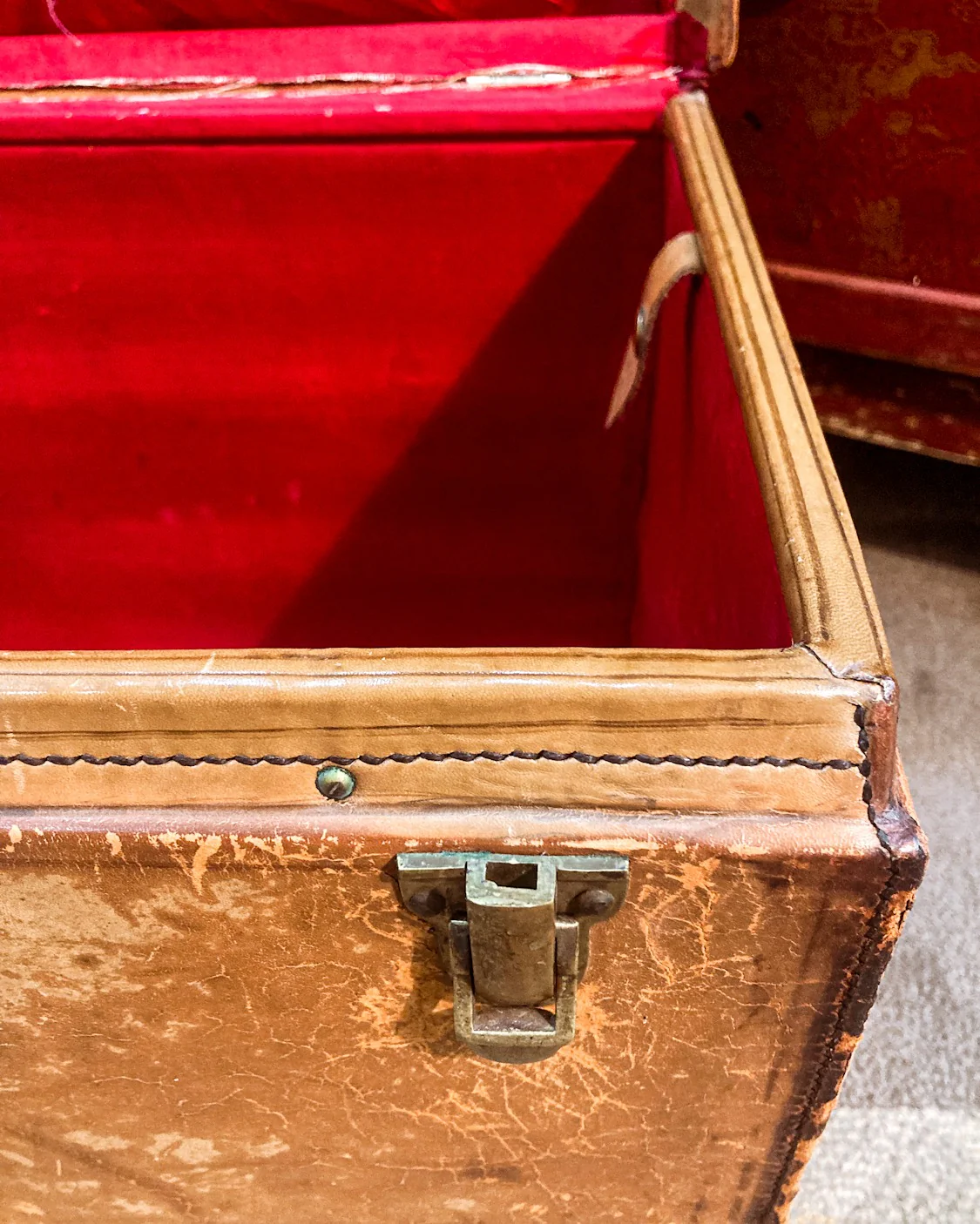 Antique Edwardian Leather Red Lined Carrying Travel Luggage Hat Box - Image 8